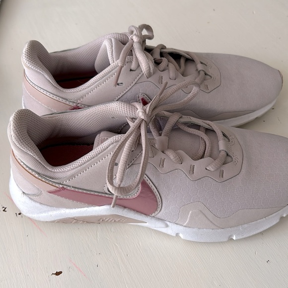 Nike Legend Essential 2 Platinum Violet -Size 8 - Picture 4 of 6